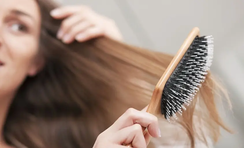 Mujer cepillando su cabello